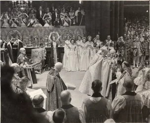 Księżna Maria, z koroną w górze, składającą hołd królowej Elżbiecie II podczas koronacji