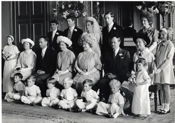 Grupowe zdjęcie ślubne Lorda Hartingtona i Amandy z królową HM i królową matką, 28 czerwca 1967 (zdjęcie czarno-białe)