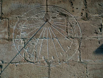 Zegar słoneczny, fragment z kościoła Santa Maria la Major, Montblanc, Katalonia. Szczegół. Hiszpania