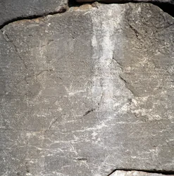 Ściana z napisami w pobliżu Świątyni Apolla w Delfach (Lista Światowego Dziedzictwa UNESCO)