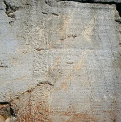 Ściana z napisami w pobliżu Świątyni Apolla w Delfach (Lista Światowego Dziedzictwa UNESCO)