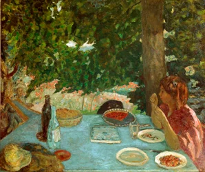 The cherry pie Młoda kobieta siedzi ma stół w ogrodzie. Obraz Pierre