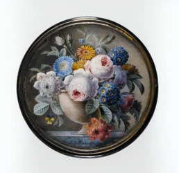 Szylkretowe pudełko z miniaturą kwiatów w kamiennym wazonie na marmurowej płycie, 1827 (wc i kolor nadwozia na kartonie, osadzony pod szkłem w oprawie z pozłacanego metalu)