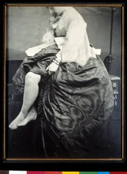 Hrabina Verasis de Castiglione z domu Virginia Oldoini, siedząca na stole. Hrabina podnosi sukienkę, aby obnażyć nogi i stopy. Test na bromek żelatyny srebrnej, Louis Pierson (1822-1913) 1863 Paryż, Musee d