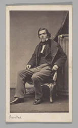 [Portret studyjny: Eugène Delacroix siedzący na krześle]