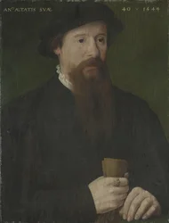 Portret mężczyzny trzymającego rękawiczki