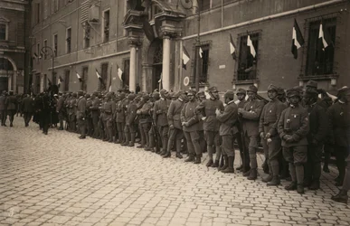 Album „Armia Królewska (I wojna światowa)”: oddziały wojskowe na ulicy miasta Rawenna, świątecznie ozdobionej trójkolorową flagą w oknach