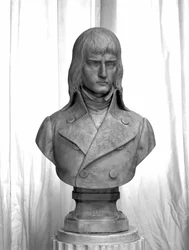 Popiersie Napoleona Bonaparte jako młodego generała armii włoskiej w roku 1794. 1888. Rzeźba z marmuru autorstwa Pietro Fumeo. Mediolan, Museo del Risorgimento.