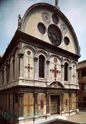 Fasada kościoła Santa Maria dei Miracoli (Św. Marii Cudów) wykonana przez Pietro Lombardo (1435-1515) 1481-1489 Wenecja, Włochy