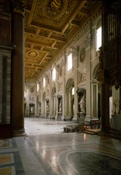 Widok na nawę główną bazyliki św. Jana (San Giovanni in Laterano). Strop jest prawdopodobnie wykonany przez Pirro Ligorio (1510-1583)