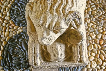 Lew pożerający człowieka, podstawa sarkofagu D. Afonso Pires, byłego biskupa Porto, Lamego, Portugalia ok. 1372 (kamień)