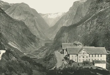 The Valley and Hotel, Stalheim, Norwegia, 1895.