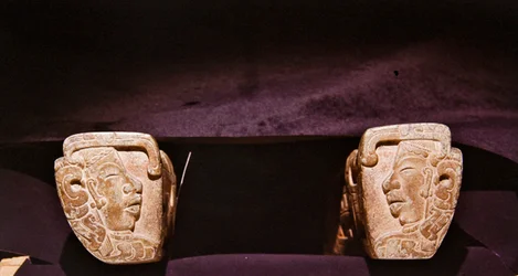 Fragment jarzma używanego w ceremonialnych grach w piłkę, Vera Cruz (kamień)
