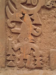 Detal płaskorzeźb w świątyni Huaca el Dragon (kamień)