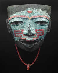 Maska pogrzebowa pokryta mozaiką z turkusów i czerwonych muszli. Artefakt z Teotihuacan w Meksyku. Cywilizacja Teotihuacanu - sztuka prekolumbijska: maska pogrzebowa z turkusów i różowych kamieni z cywilizacji Teotihuacan III (300-650 n.e.), Meksyk