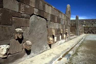 Prekolumbijskie stanowisko archeologiczne Tiahuanaco w Boliwii.