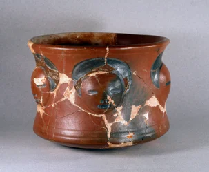 Sztuka przedkolumbijska, kultura Kotosh: odbiorca terakoty o ludzkich twarzach. Ciemny. 16,2 cm 1000 pne-800 AD. Lima, Narodowe Muzeum Antropologii i Archeologii, Peru