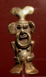 Sztuka przedkolumbijska, cywilizacja Quimbaya (Kolumbia): antropomorficzna złota statuetka przedstawiająca mężczyznę z pierścieniem w nosie. 400-1400 n.e. Bogota, Muzeum Złota, Kolumbia