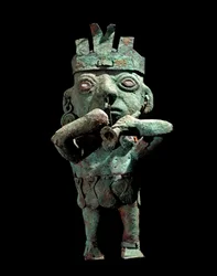 Sztuka prekolumbijska, kultura Vicús (Peru): brązowa statuetka przedstawiająca muzyka. Około 200 r. n.e. Lima, Muzeum Złota, Peru