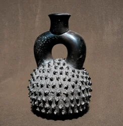 Sztuka prekolumbijska, cywilizacja Cupisnique: waza w kształcie chrząszcza i granatu. 300 p.n.e.-100 n.e. Lima, Narodowe Muzeum Antropologii i Archeologii, Peru