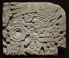 Sztuka prekolumbijska, cywilizacja Mixteków: rzeźbiony pektorał przedstawiający bogato ubraną postać - z Oaxaki w Meksyku. Narodowe Muzeum Antropologiczne, Meksyk, Meksyk