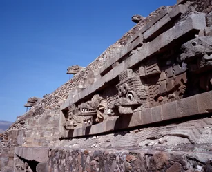 Cywilizacja przedkolumbijska: widok miejsca Teotihuacan (300 pne-600 ne): Świątynia Quetzalcoatla lub Świątynia Pierzastego Węża. Meksyk
