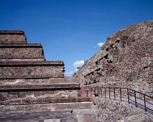 Cywilizacja przedkolumbijska: widok miejsca Teotihuacan (300 pne-600 ne): Świątynia Quetzalcoatla lub Świątynia Pierzastego Węża. Meksyk