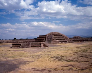 Cywilizacja przedkolumbijska: widok miejsca Teotihuacan (300 pne-600 ne): świątynia (lub piramida) słońca. Meksyk