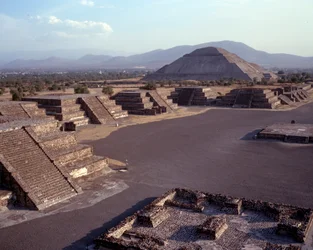 Cywilizacja prekolumbijska: widok miejsca Teotihuacan (300 pne-600 ne): świątynia (lub piramida) słońca. Meksyk