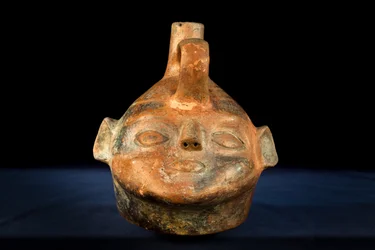 Ceramiczny głowomorf z negatywną dekoracją / kultura Vicus (terakota)