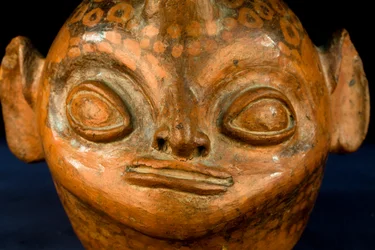 Ceramiczny głowomorf z negatywną dekoracją / kultura Vicus (terakota)