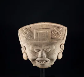 Statuetka "Uśmiechnięty" / Meksyk, kultura Totanaque (terakota)