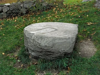 Cywilizacja Kamunów, prehistoria: ołtarz ofiarny. Okres między neolitem a epoką brązu. Capo di Ponte, Park Narodowy Rytów Naskalnych w Naquane, Valcamonica, Val Camonica, Włochy