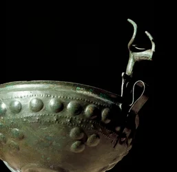 Cywilizacja etruska: puchar z brązu z nekropolii w Tolfie, Lacjum. X wiek p.n.e. Rzym, Narodowe Muzeum Prehistorii i Etnografii im. Luigiego Pigoriniego