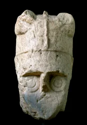 Głowa łucznika w rogatym hełmie (miles cornutus) z Monte Prama (Cabras), przechowywana w Narodowym Muzeum Archeologicznym w Cagliari