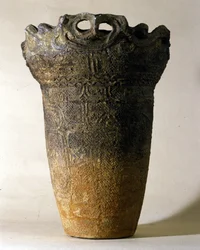 Duża waza z terakoty z okresu Jōmon (prehistoria Japonii). Rzym, Narodowe Muzeum Sztuki Orientalnej.