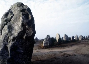Megalityczne pomniki Carnac w Kermario.