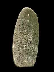 Prehistoria: kamienne narzędzie używane do mielenia pszenicy. Neolit. Umbria, Włochy. Perugia, Narodowe Muzeum Archeologiczne Umbrii