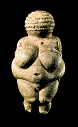 Sztuka prehistoryczna: Wenus z Willendorfu - Statuetka z wapienia przedstawiająca kobietę o bardzo rozwiniętych formach, 23000 pne (górny paleolit) Wym. 11 cm - Wiedeń, Narodowe Muzeum Historii Naturalnej - Prehistoria: Wenus z Willendorfu - Wapień oolitow