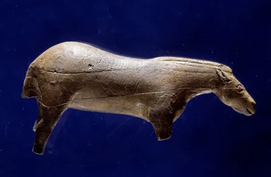 Sztuka prehistoryczna (środkowy magdalen): rzeźba pełnoplastyczna konia z kości słoniowej mamuta z jaskini Espelugues (Hautes-Pyrénées). Wym.: 0,073 x 0,035 x 0,017 m. Saint-Germain-en-Laye, Muzeum Archeologii Narodowej