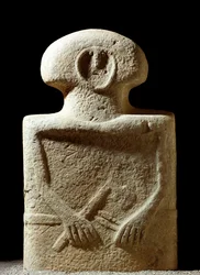 Sztuka prehistoryczna: posąg postaci ludzkiej wyrzeźbiony w epoce żelaza, pochodzący ze stanowiska Lunigiana w pobliżu La Spezia we Włoszech. 1100-800 p.n.e. La Spezia, Museo Comunale della Civilta Lunigiana