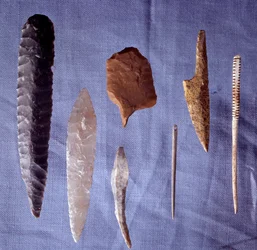 Prehistoryczne narzędzia: krzemień, nóż, grot strzały i igła. Saint Germain En Laye. Muzeum Starożytności