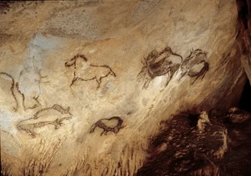 Prehistoria: „”Żubr i konie”” Malowidło naskalne górnego paleolitu (magdalen) (13000 lat temu) Jaskinia Santimamine z epoki kamienia, Guernica, Hiszpania - Prehistoria: żubr i konie - malarstwo jaskiniowe, górny paleolit (magdalen) (13 000 lat temu) ) Kami