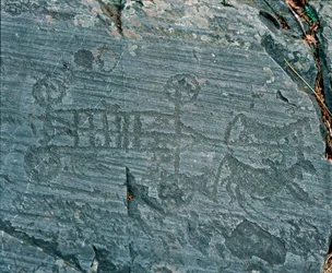 Prehistoria: Cywilizacja Camunni: rydwan napędzany przez konie, koła są przedstawiane ze szprychami, a konie są profilowane w celu poszukiwania. Grawer naskalny skały 23 firmy Naquane (Valcamonica, Val Camonica, Brescia). Okres między neolitem a Bro