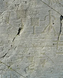 Prehistoria, cywilizacja Camunnów, sztuka naskalna: skała grobowa ze scenami polowania na jelenie i codziennego życia w wiosce. Okres między neolitem a epoką brązu. Capo di Ponte, Parco nazionale delle incisioni rupestri di Naquane, Valcamonica, Val