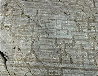 Prehistoria, cywilizacja Camunni, sztuka naskalna: grób skalny ze stylizowanymi przedstawieniami postaci zwanych „orantami” z ramionami wyciągniętymi ku niebu. Okres między neolitem a epoką brązu. Roche n. 50. Naquane (Brescia) Capo di Ponte, Pa