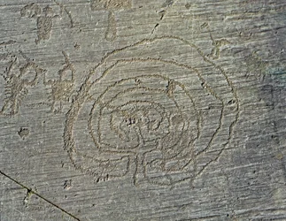 Prehistoria, cywilizacja Kamunów, sztuka naskalna: rytowana skała przedstawiająca broń wojowników, tarcze i miecze oraz labirynt. Okres między neolitem a epoką brązu. Skała nr 35, Capo di Ponte, Parco nazionale delle incisioni rupestri di Naquane