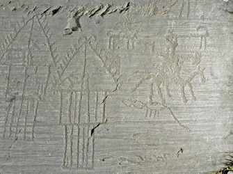 Prehistoria, cywilizacja Kamunów, sztuka naskalna: skała grobowa ze scenami codziennego życia w osadzie, chata na palach, domostwa nad jeziorem, psy, ptaki, jelenie i mężczyzna na koniu. Okres między neolitem a epoką brązu. Skała nr 35, Capo di Ponte