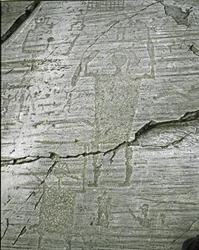Prehistoria, cywilizacja Camunni, sztuka naskalna: grób skalny ze stylizowanymi przedstawieniami wojowników, detal przedstawiający Wielkiego Wojownika (wys. 80 cm) uzbrojonego w miecze i tarczę. Okres między neolitem a epoką brązu. Roche n. 50. Nakwan (Bre