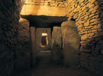 Prehistoria: dolmen rzymski, pochówek neolityczny (3000 p.n.e.). Hiszpania, Andaluzja, Antequera.